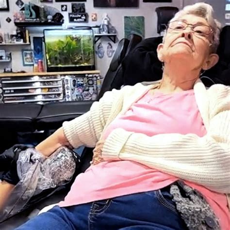 grandma daughter granddaughter tattoo|Granddaughter captures grandma getting her 1st tattoo at 82 .